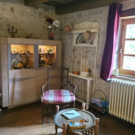 לינה וארוחת בוקר Chez Karine Ceyzerieu